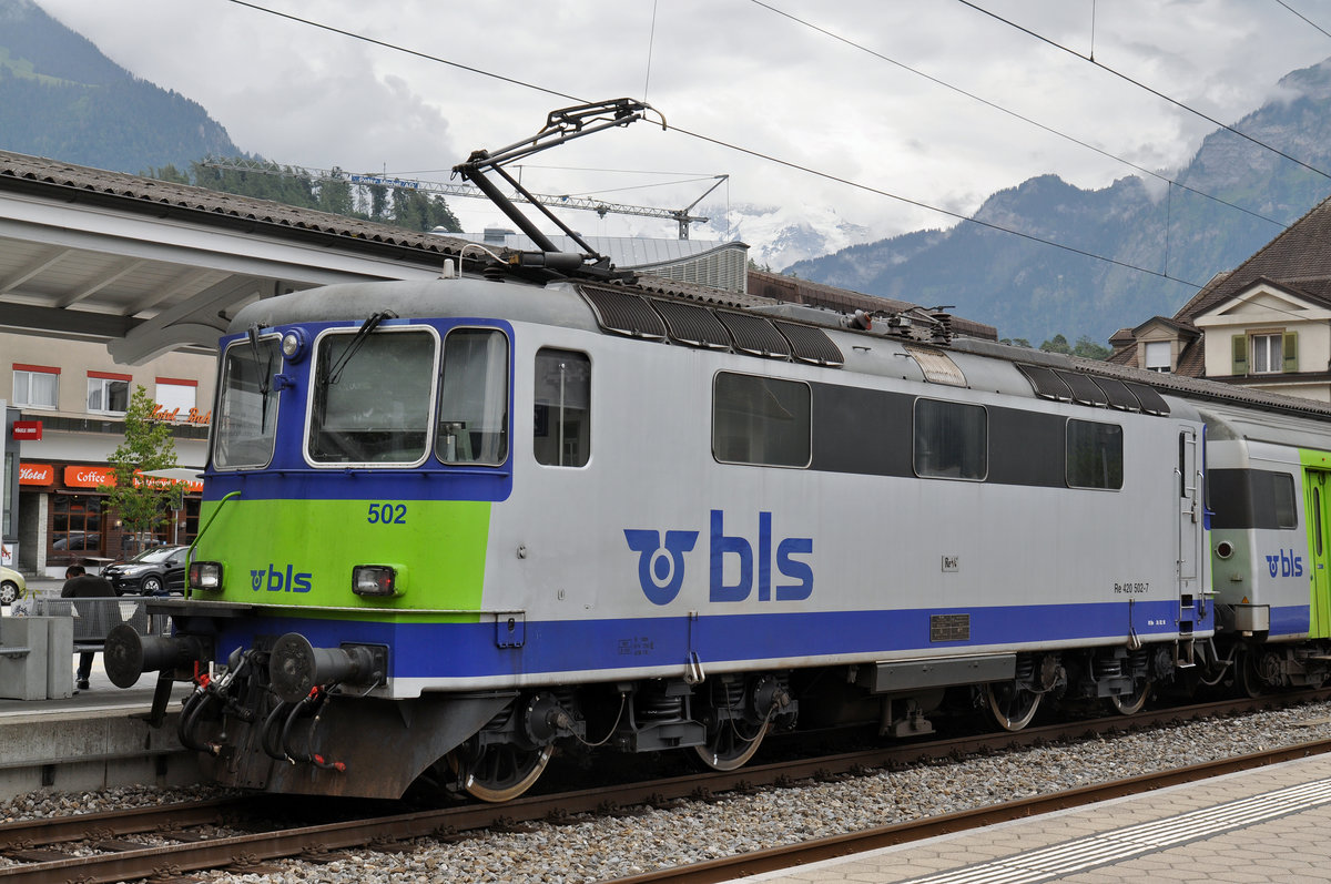 Re 420 502-7 wartet beim Bahnhof Interlaken West. Die Aufnahme stammt vom 23.07.2016.