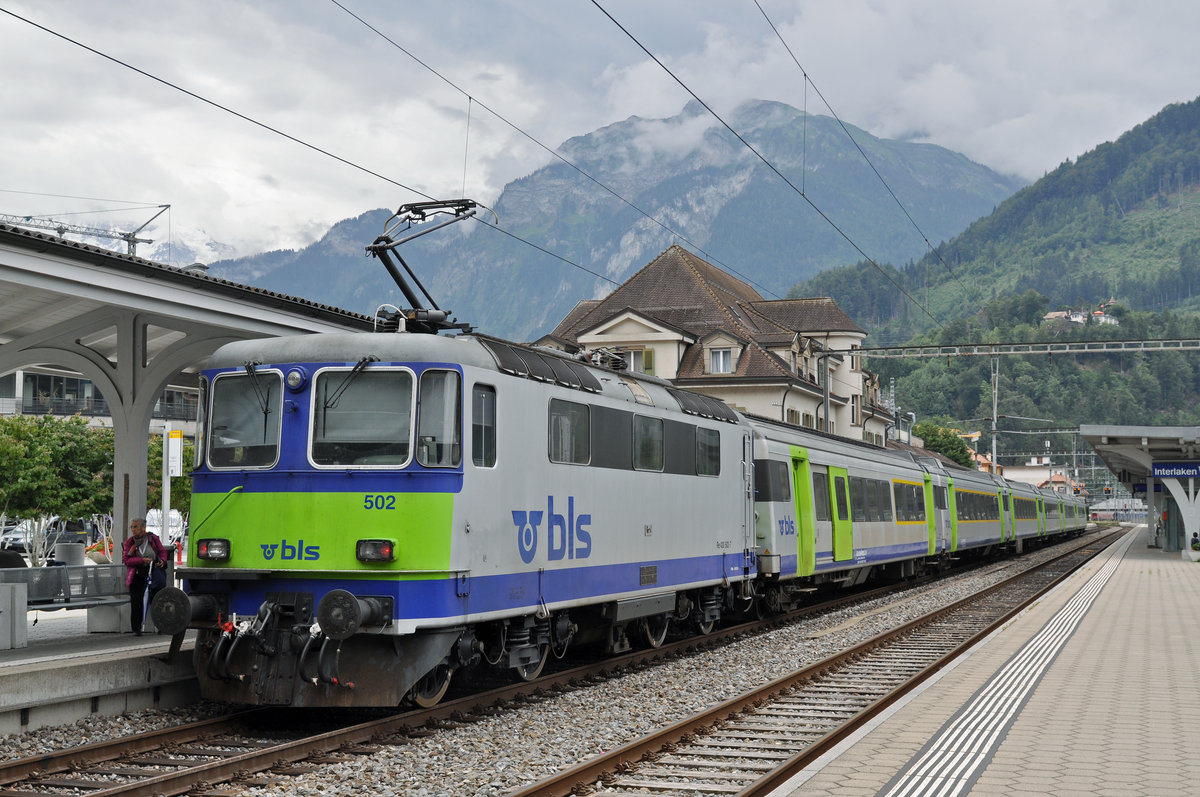 Re 420 502-7 wartet beim Bahnhof Interlaken West. Die Aufnahme stammt vom 23.07.2016.