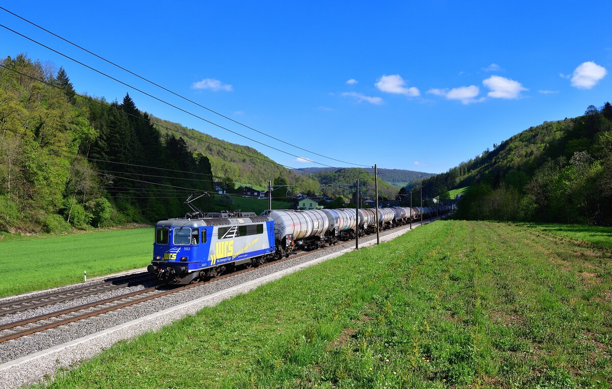 Re 420 502 mit einem Kesselzug am 27.04.2022 bei Tecknau.
