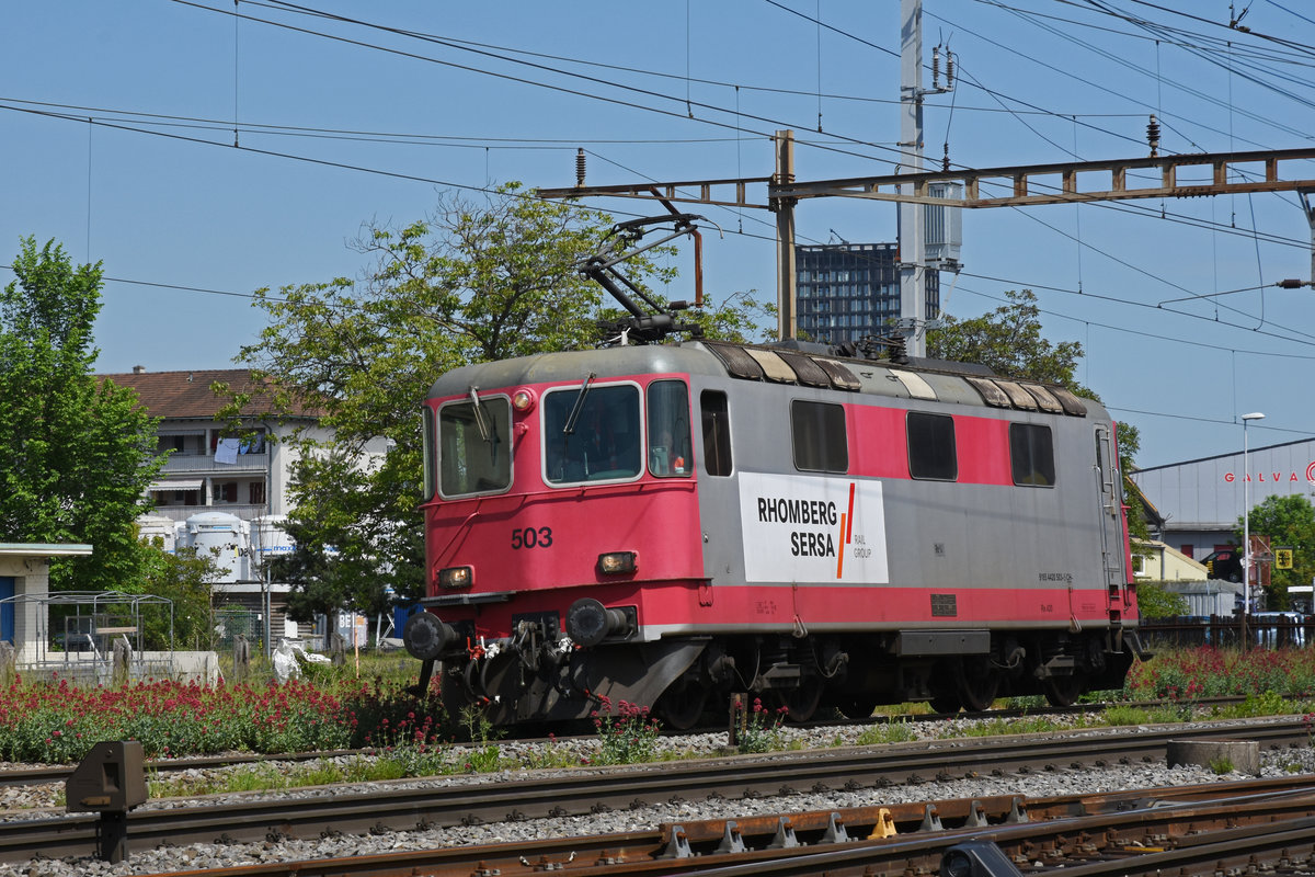 Re 420 503-5 der Sersa (ex SBB 11119, BLS, Travys) durchfährt den Bahnhof Pratteln. Die Aufnahme stammt vom 06.05.2020.