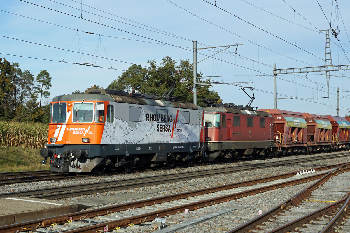 Re 420 503 von der Rhomberg Sersa Rail Group mit dem neuen Anstrich vor einem Kieszug Schlieren-Zweidlen bei der Ankunftin in Zweidlin am 18. Novemer 2021.
Bei der roten BOBO von der SBB handelt es sich um die Re 420 295-8. 
Foto: Walter Ruetsch