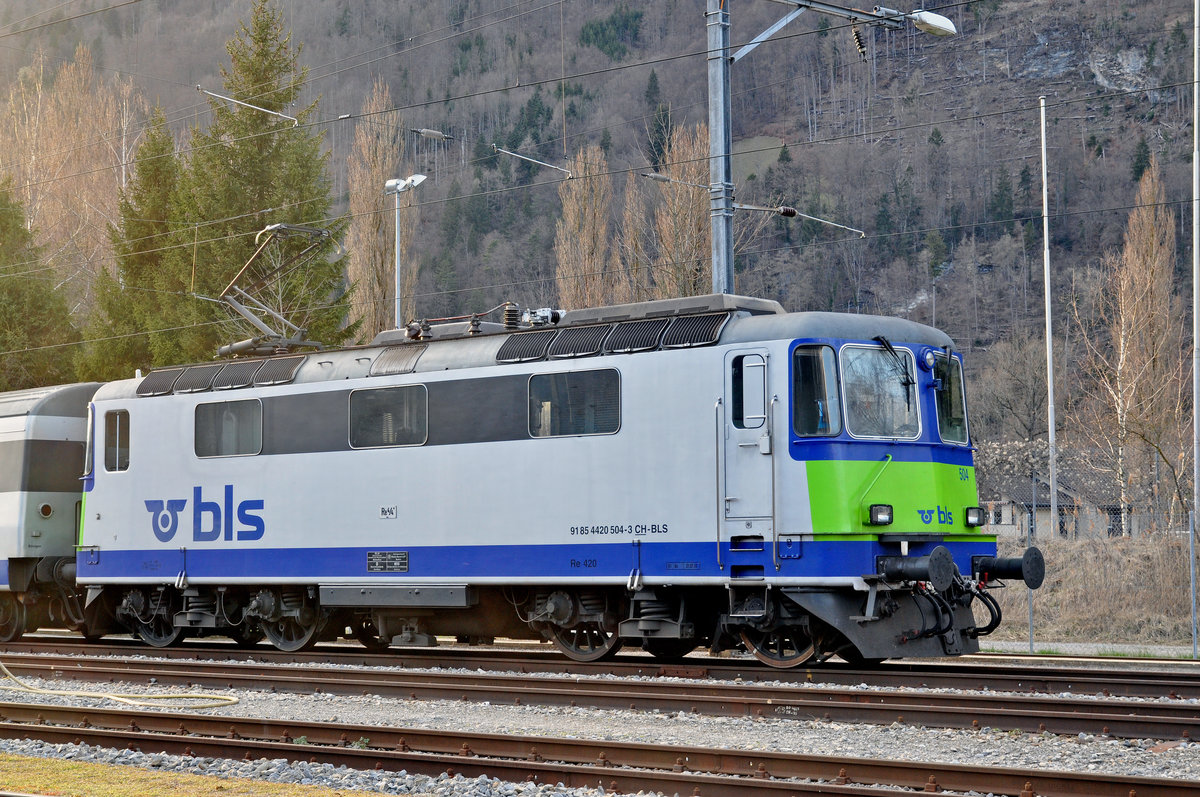 Re 420 504-3 ist beim Bahnhof Interlaken Ost abgestellt. Die Aufnahme stammt vom 30.03.2016.