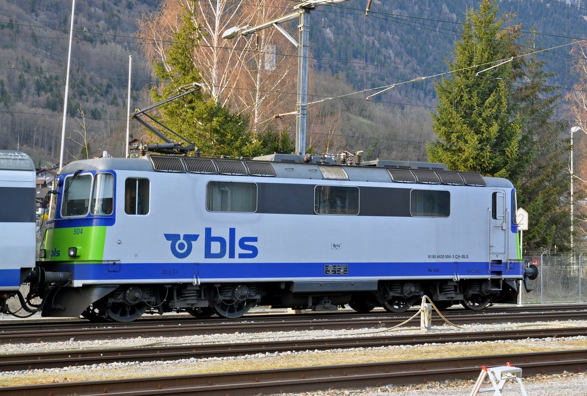 Re 420 504-3 ist beim Bahnhof Interlaken Ost abgestellt. Die Aufnahme stammt vom 30.03.2016.