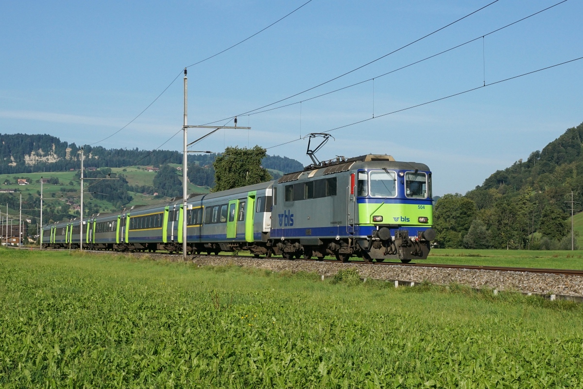 Re 420 504-3 erreicht am 12.09.2015 mit dem RE 4361 Malters. Ab dem Fahrplanwechsel sind die EW III-Pendel auf der Linie Bern-Emmental-Luzern Geschichte, sie werden mit Ausnahme des Kambly-Zuges durch RABe 535 ersetzt. 