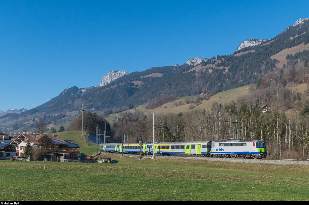 Re 420 504 erreicht am 4. Dezember 2016 mit einem EW-III-Pendel als RE Zweisimmen - Interlaken Ost in Kürze den Bahnhof Oey-Diemtigen. Im Hintergrund ist das Stockhorn zu erkennen, welches von Erlenbach aus mit einer Luftseilbahn erschlossen ist.
Die Lok trägt immer noch (oder wieder) einen roten Rückspiegel, so wie sie bereits am 12. September 2015 von Sandro abgelichtet werden konnte (ID 894077).