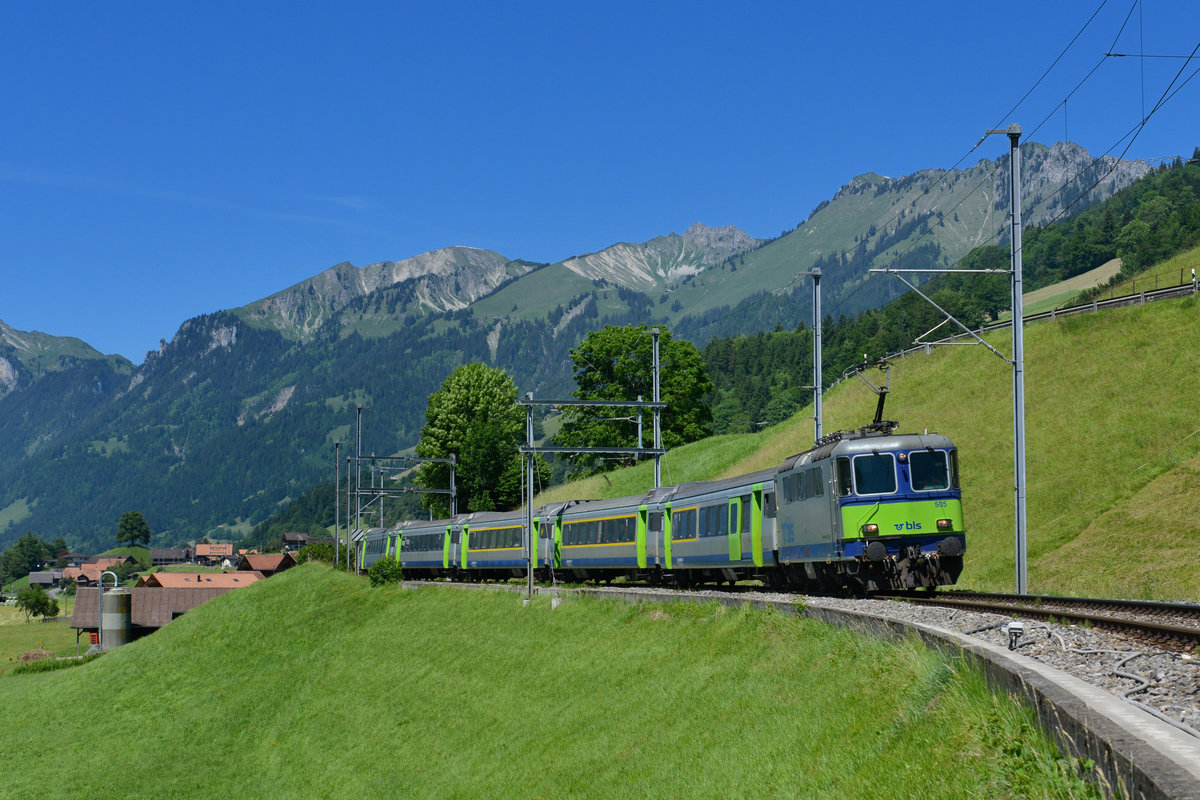 Re 420 505 mit einem RE nach Interlaken am 11.06.2017 bei Därstetten.