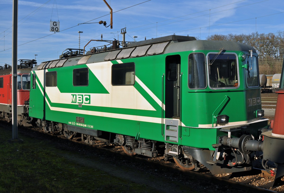 Re 420 506-8 wird beim Güterbahnhof Muttenz aufgerüstet für den nächsten Einsatz. Die Aufnahme stammt vom 07.12.2015.