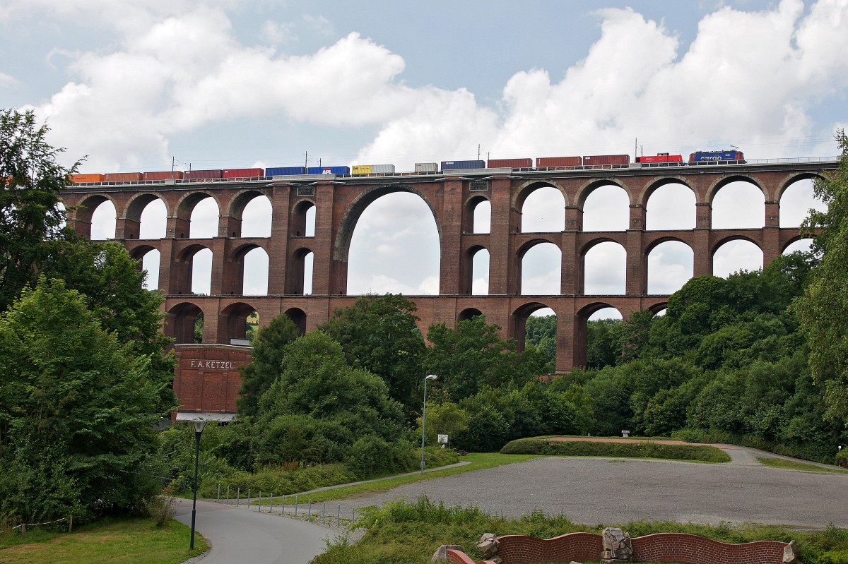 Re 420 mit Güterzug am 16.07.2015 auf der Göltzschtalbrücke.