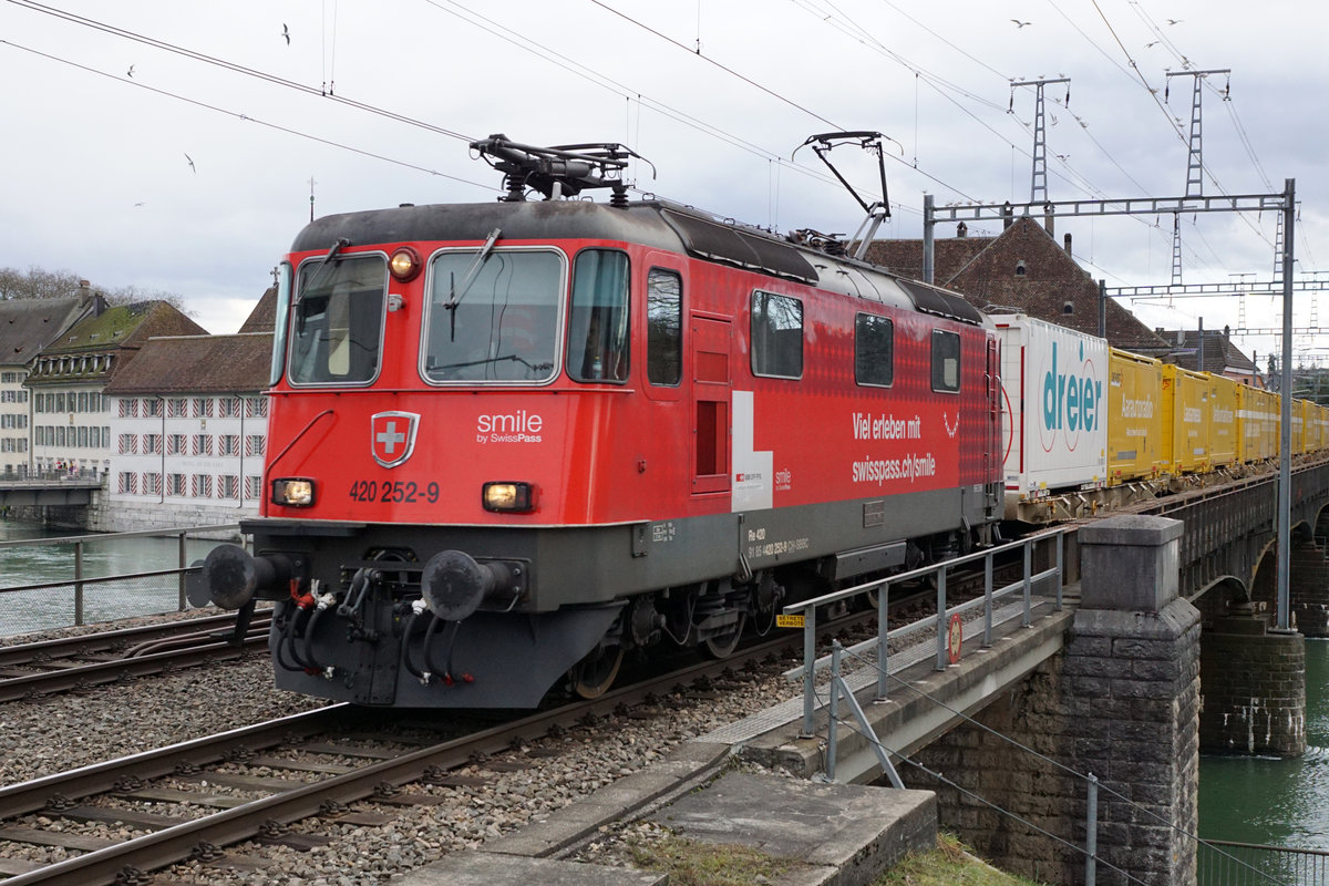 Re 420 mit Werbeanstrich auf der Aarebrücke Solothurn.
Die Re 420 252-9 mit einem Postzug am 8. Februar 2021.
Foto: Walter Ruetsch