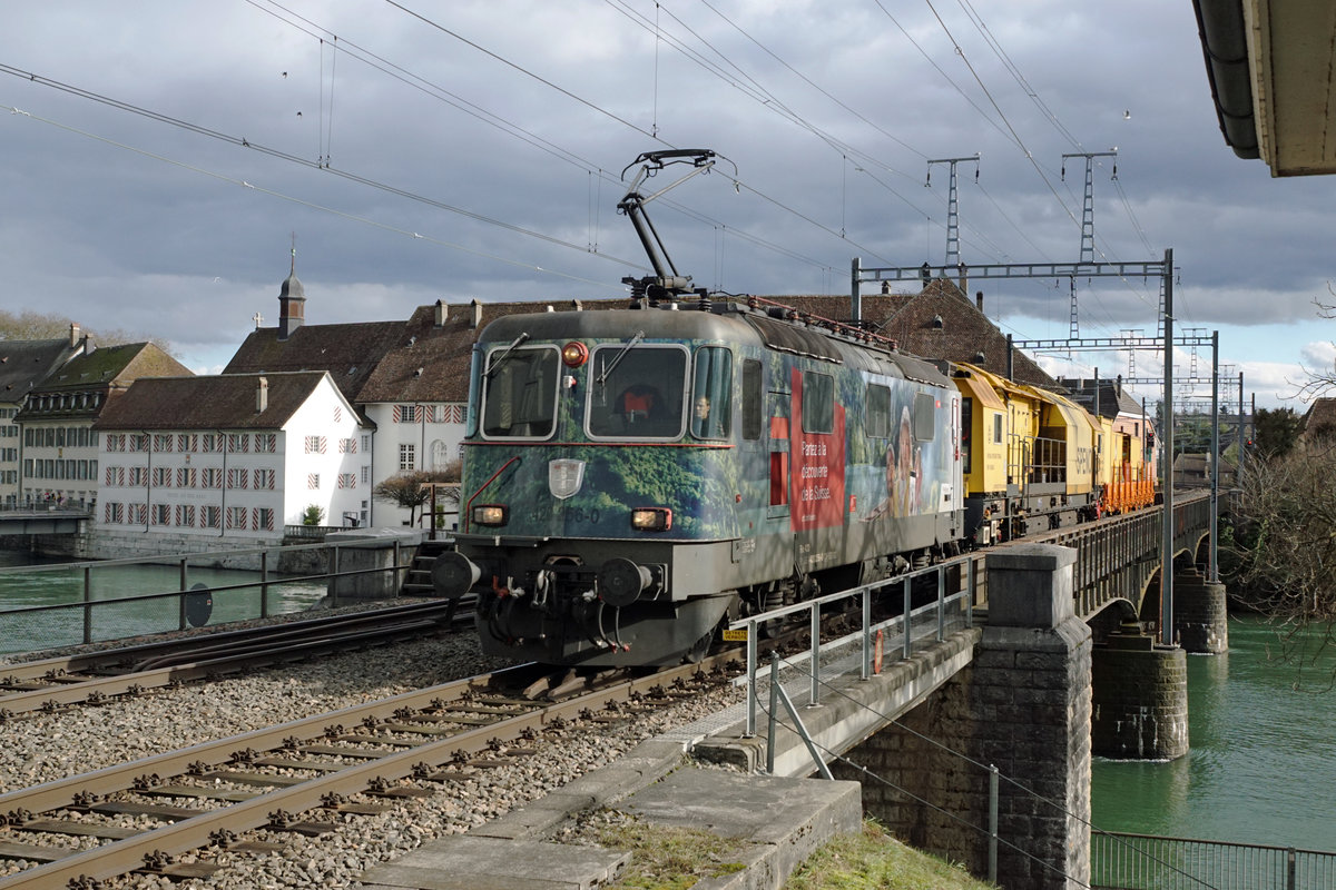 Re 420 mit Werbeanstrich auf der Aarebrücke Solothurn.
Re 420 256-0 mit dem 69260 Lenzburg-LTAB am 8. Februar 2021 während ein kurzen Aufhellung.
Foto: Walter Ruetsch