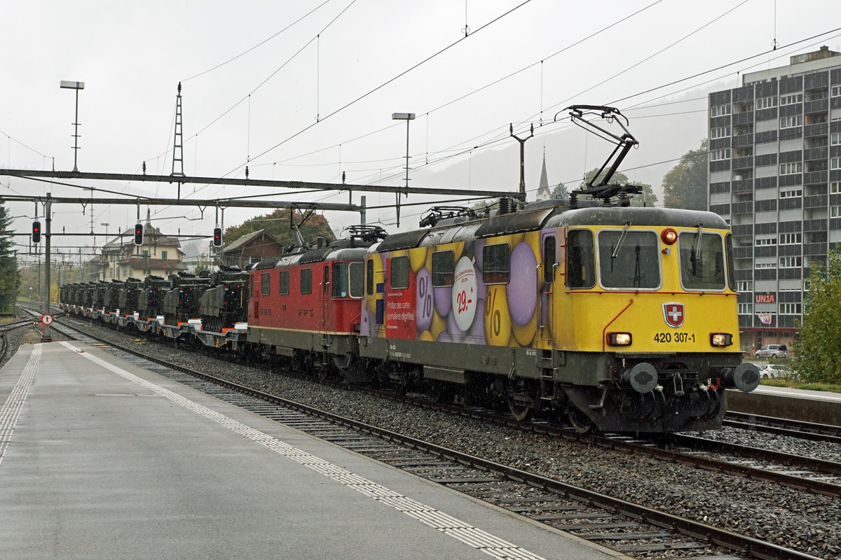 Re 420 mit Werbeanstrich von SBB CARGO NATIONAL.
Re 420 307-1 und Re 420 337 mit einem Militärzug in Moutier am 7. Oktober 2020.
Foto: Walter Ruetsch