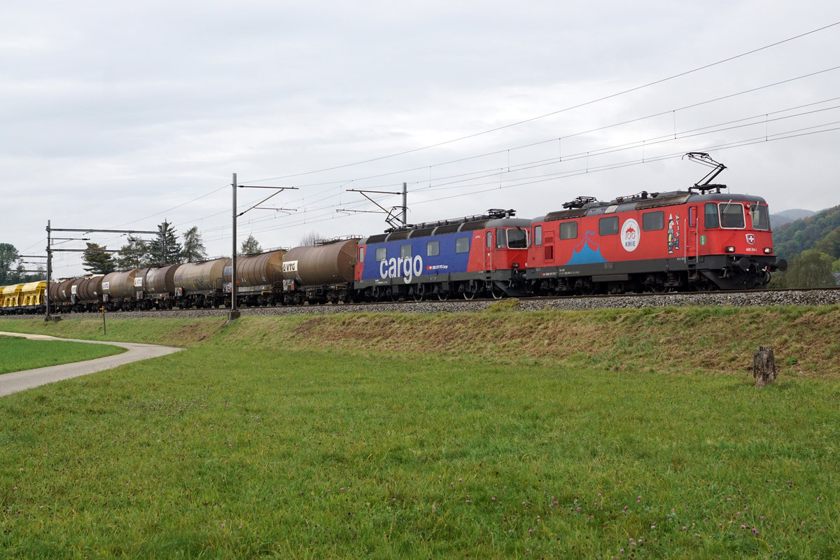 Re 420 mit Werbeanstrich von SBB CARGO NATIONAL.
Re 420 294-4 und Re 620 024  Rothrist  als Re 10 vor einem sehr langen gemischten Güterzug bei Niederbipp am 12. Oktober 2020.
Foto: Walter Ruetsch