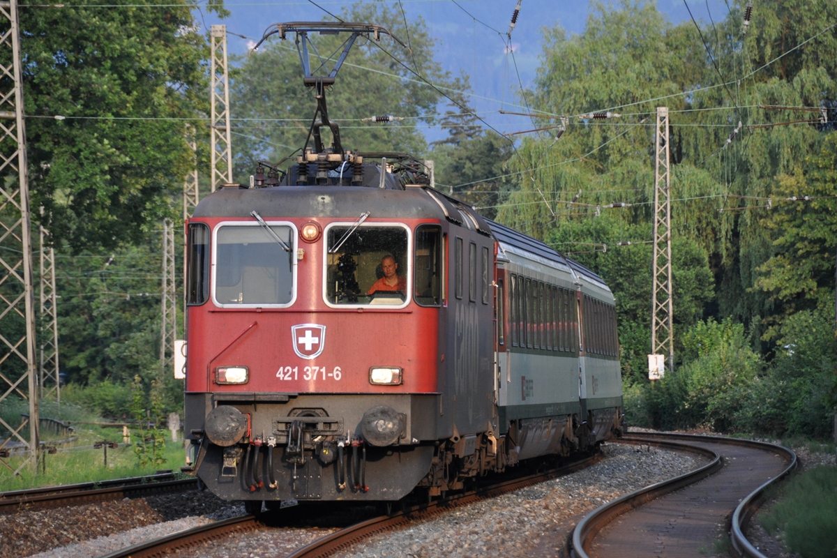 Re 421 371 = Umbau der neuesten Serie der Re 4/4II der SBB Cargo vor dem EuroCity Zürich-München am 20.07.2013 bei der Bahnhofseinfahrt Lindau vor dem Bahnübergang Hasenweidweg / Am Alpengarten