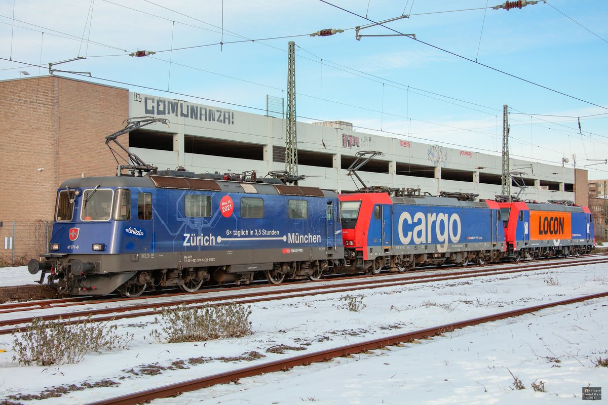Re 421 371-6 & 484 013 & 482 039 SBB Cargo in Krefeld Hbf, am 14.02.2021.