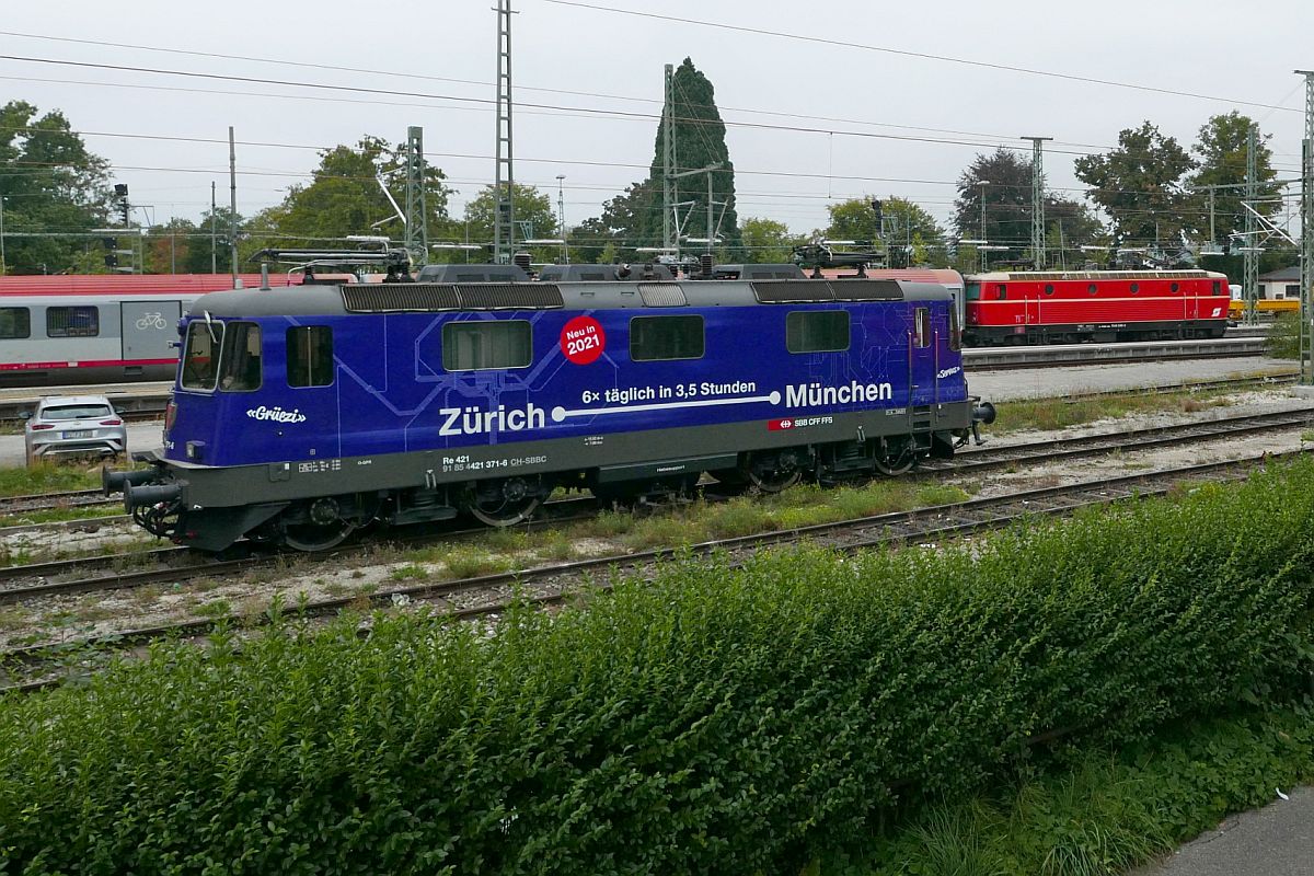 Re 421 371-6 am 19.09.2020 in der Abstellgruppe in Lindau und im Hintergrund 1144 040 mit den Wagen des ex IC 118 von Bludenz auf der Fahrt zur Abstellung nach Wolfurt. Auf Grund einer baubedingten Streckensperrung zwischen Ötztal und Bludenz vom 19.09. bis 21.09. fuhr der IC 118 nicht ab Innsbruck sondern ab Bludenz nach Lindau.