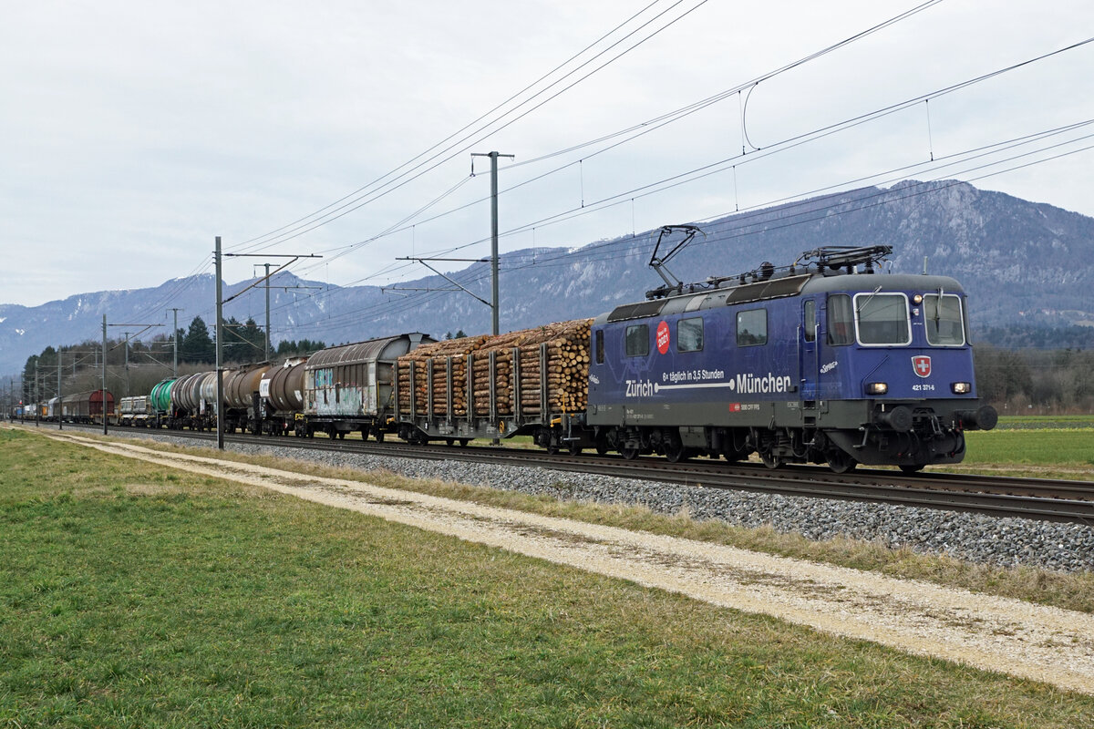 Re 421 371-6 bei Deitingen am 18. Februar 2022.
Foto: Walter Ruetsch