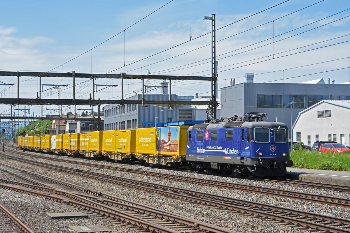 Re 421 371-6 durchfährt den Bahnhof Rupperswil. Die Aufnahme stammt vom 12.05.2022.