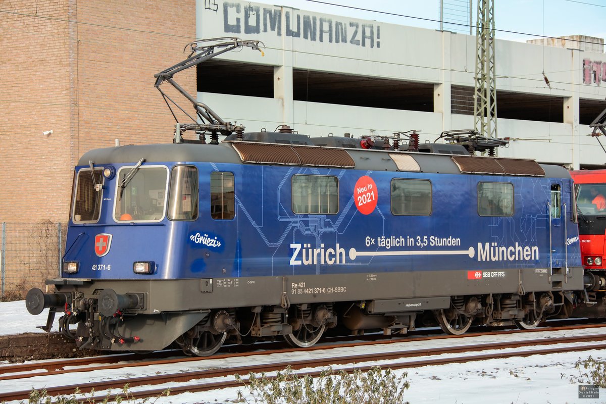 Re 421 371-6  Grüezi  in Krefeld Hbf, am 14.02.2021.