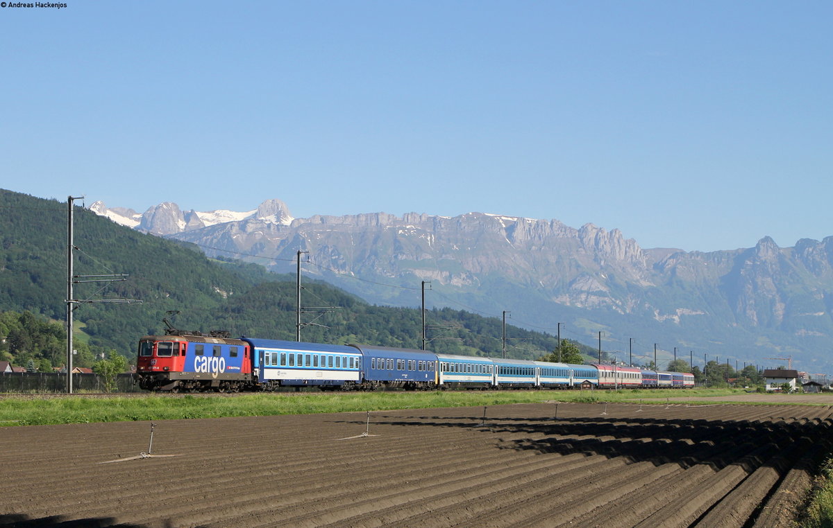 Re 421 371-6 mit dem EN 50466/EN 40462 (Praha hl.n./Budapest-Keleti-Zürich HB) bei Sevelen 28.5.17
