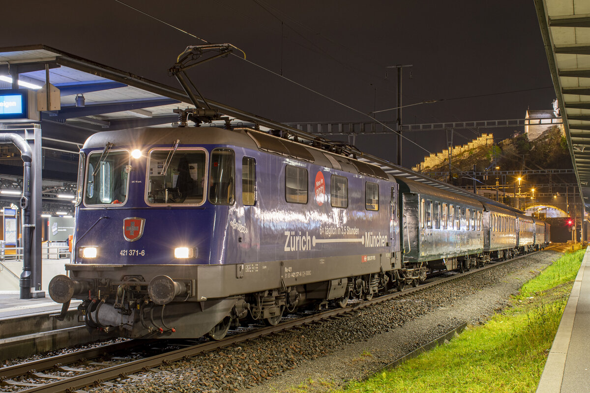 Re 421 371-6 ist mit dem Sonderzug des Dampflok-Depot Full auf dem Rückweg von St. Gallen bereits schon fast wieder zuhause, aufgenommen beim Halt in Baden am Abend des 11.12.2021.