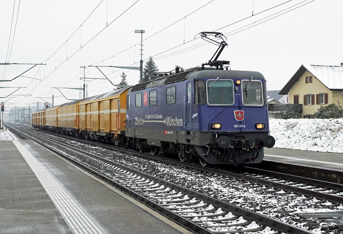 Re 421 371-6 mit einem Postzug bei Deitingen am 10. Februar 2021.
Seit dem Rückzug aus dem internationalen Personenverkehr Zürich-München leisten die ehemaligen Münchnerinnen oft wertvolle Dienste auf dem Jurasüdfuss.
Foto: Walter Ruetsch