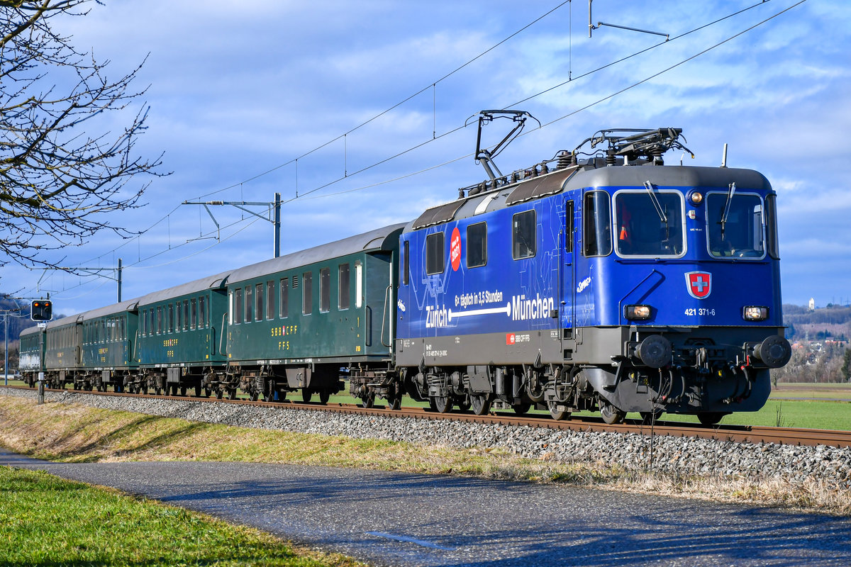 Re 421 371-6 mit fünf historischen SBB-RIC-Seitengangwagen (AB 3658, 3660, 3662, 3664 und 3663) unterwegs nach Full, aufgenommen in Leibstadt am 17.02.2021.