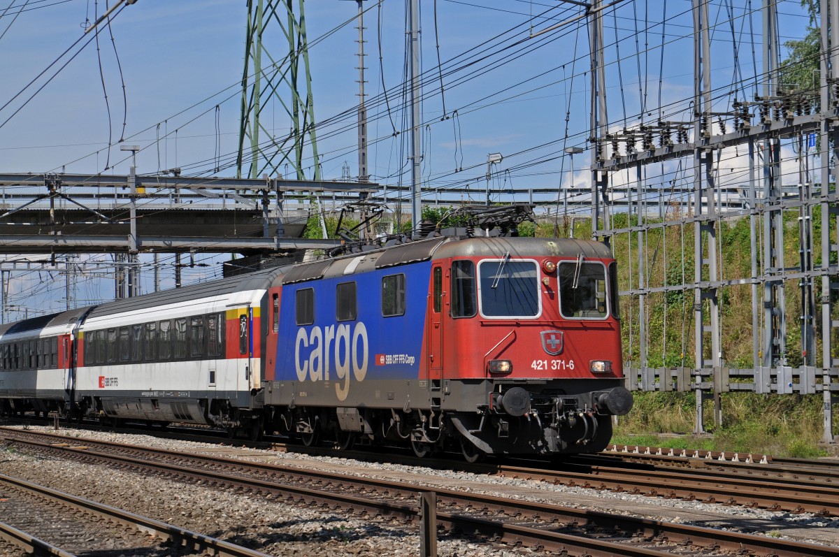 Re 421 371-6 SBB Cargo durchfährt den Bahnhof Muttenz. Die Aufnahme stammt vom 20.08.2015.