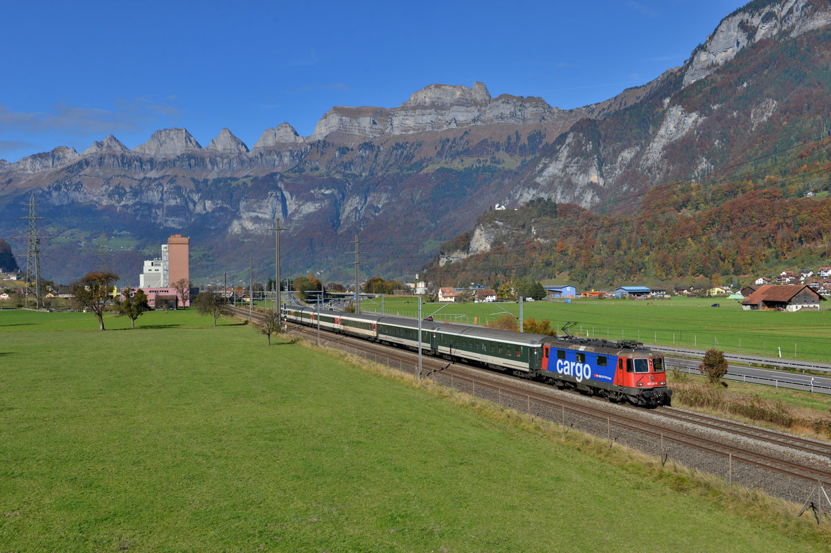 Re 421 371 mit IC 921 am 29.10.2016 bei Flums.