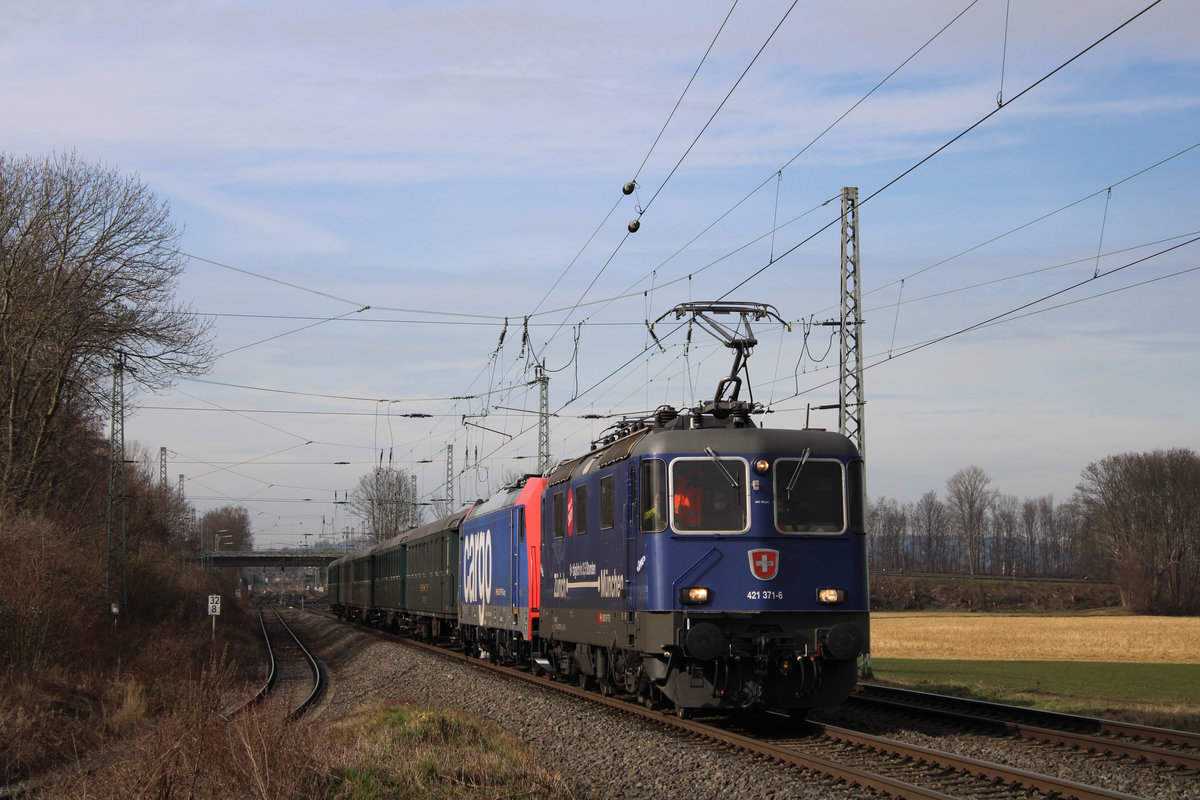 Re 421 371 und Re 484 007 mit 5 AB Wagen durch Rommerskirchen Richtung Basel. Am 16.01.2021