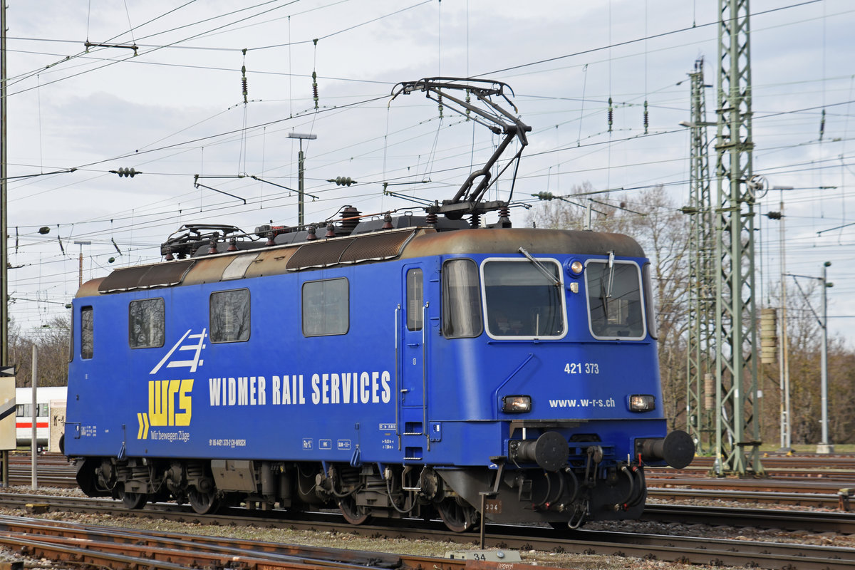 Re 421 373-2 durchfährt den badischen Bahnhof. Die Aufnahme stammt vom 23.03.2019.