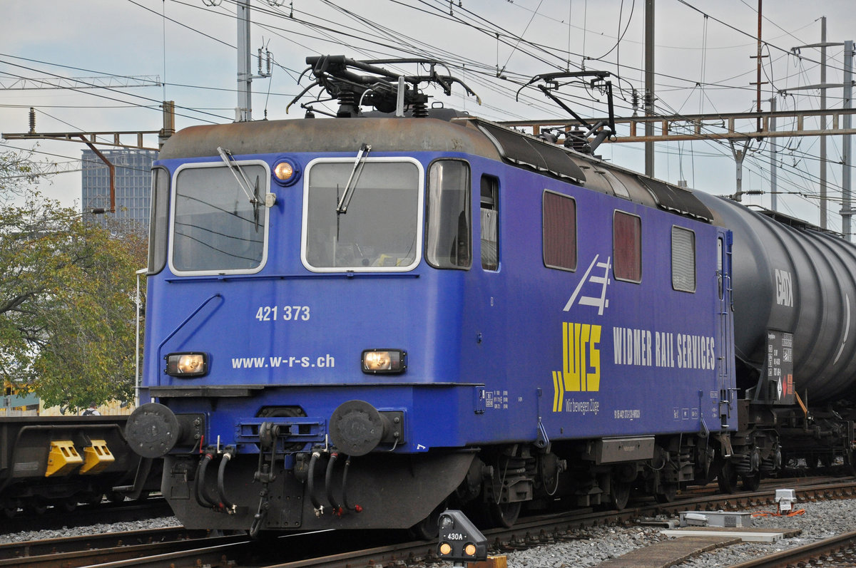 Re 421 373-2 der WRS durchfährt den Bahnhof Pratteln. Die Aufnahme stammt vom 23.10.2019.
