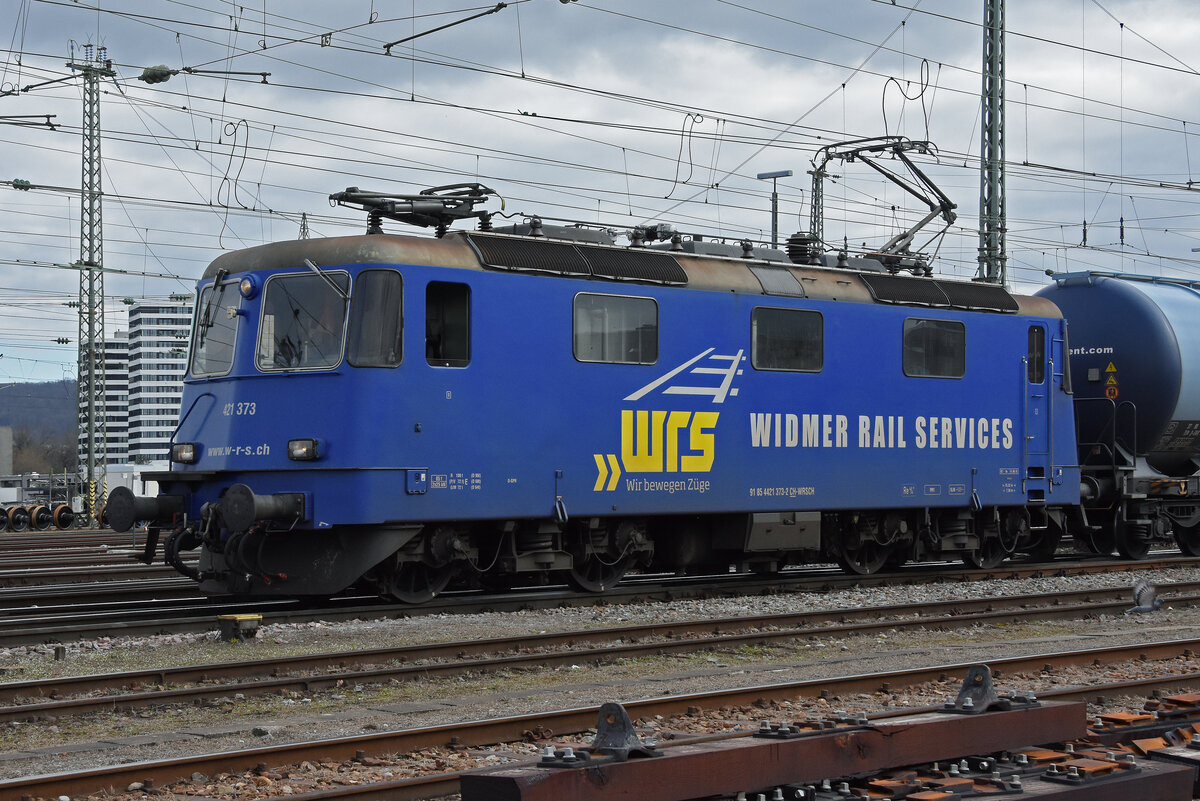 Re 421 373-2 der WRS durchfährt den badischen Bahnhof. Die Aufnahme stammt vom 23.02.2022.