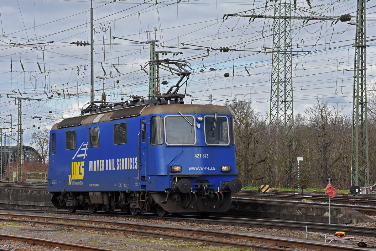 Re 421 373-2 der WRS durchfährt solo den badischen Bahnhof. Die Aufnahme stammt vom 23.02.2022.