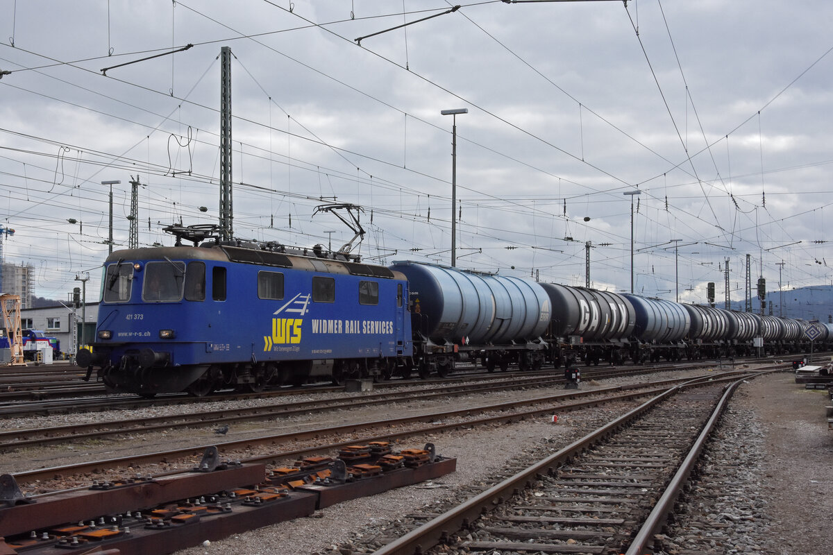 Re 421 373-2 der WRS durchfährt den badischen Bahnhof. Die Aufnahme stammt vom 23.02.2022.