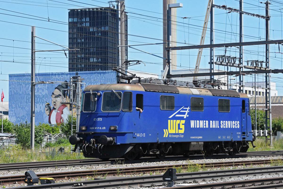 Re 421 373-2 der WRS durchfährt solo den Bahnhof Pratteln. Die Aufnahme stammt vom 14.06.2022.