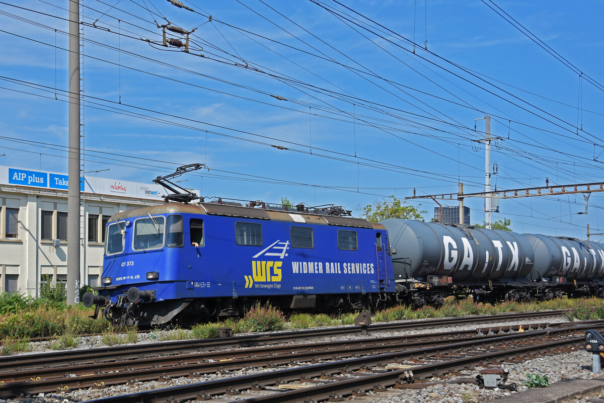 Re 421 373-2 der WRS durchfährt den Bahnhof Pratteln. Die Aufnahme stammt vom 22.07.2022.