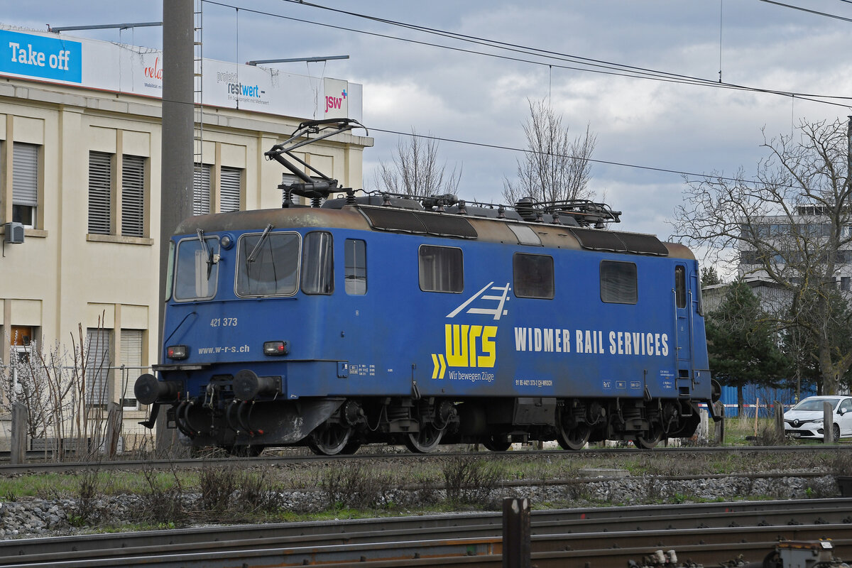 Re 421 373-2 der WRS durchfährt am 23.02.2024 solo den Bahnhof Pratteln.