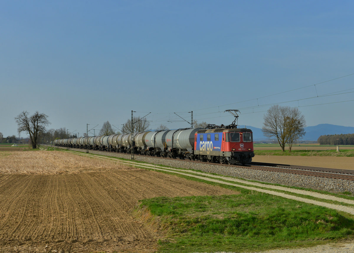 Re 421 373 mit einem Kesselzug am 03.04.2016 bei Langenisarhofen. 