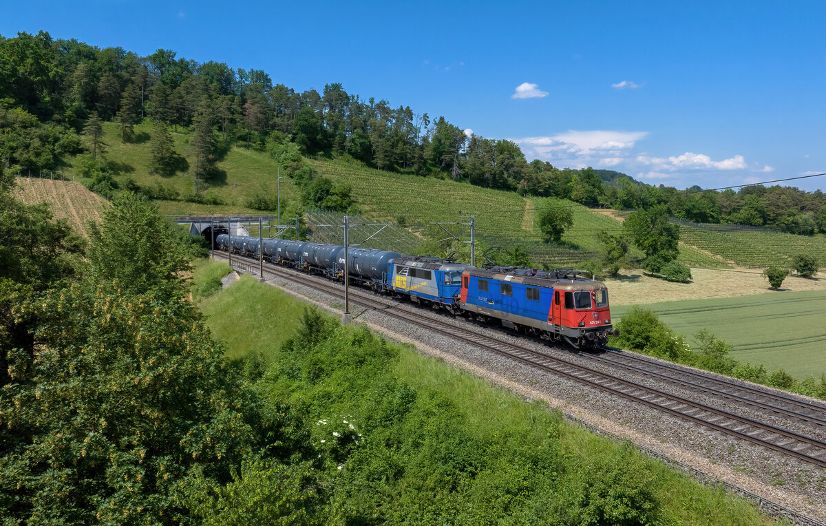Re 421 374 + Re 420 502 mit einem Kesselzug am 07.06.2023 bei Villnachern.