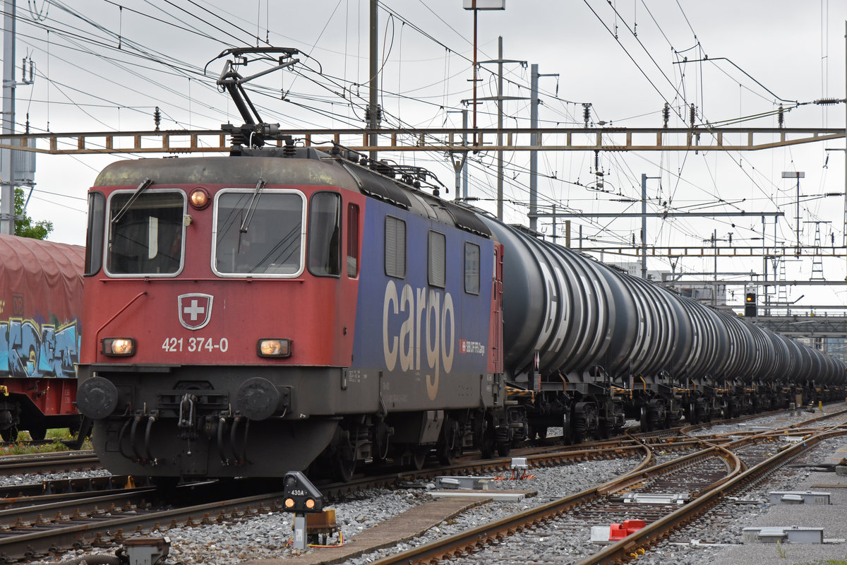 Re 421 374-0 durchfährt den Bahnhof Pratteln. Die Aufnahme stammt vom 11.06.2019.