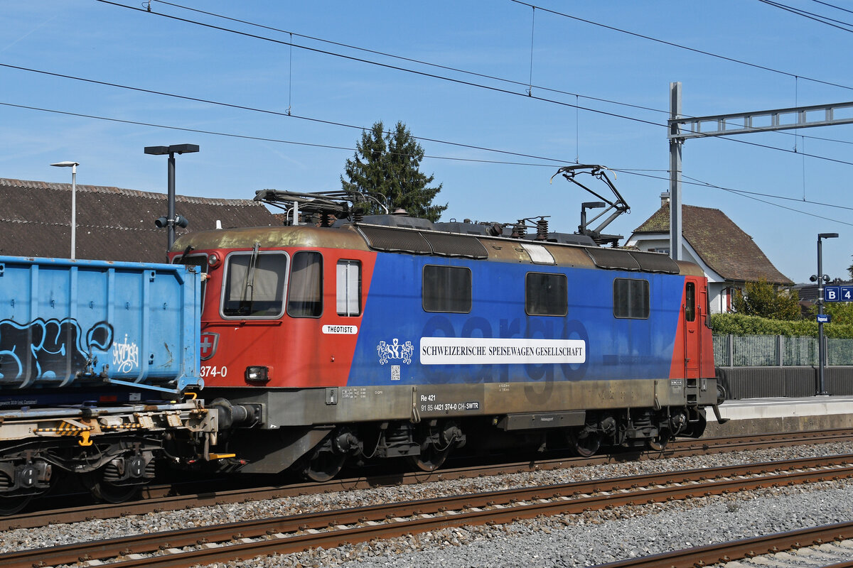 Re 421 374-0 der Schweizerischen Speisewagen Gesellschaft durchf�hrt am 29.09.2026 den Bahnhof Rupperswil.