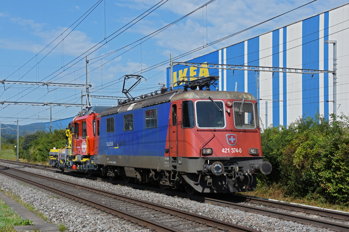 Re 421 374-0 von Swiss Rail Traffic schleppt den Tm 234 432-3 Richtung Bahnhof Itingen. Die Aufnahme stammt vom 03.09.2021.