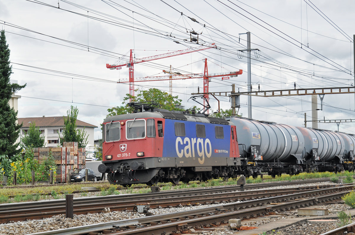 Re 421 375-7 durchfährt den Bahnhof Pratteln. Die Aufnahme stammt vom 05.09.2016.