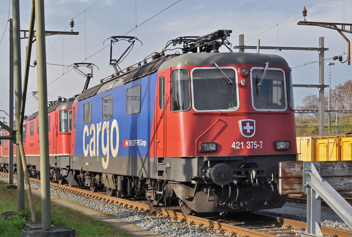 Re 421 375-7 wartet beim Güterbahnhof Muttenz auf den nächsten Einsatz. Die Aufnahme stammt vom 13.11.2016.