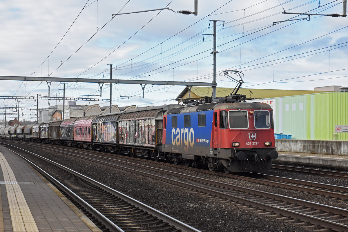 Re 421 378-1 durchfährt den Bahnhof Rothrist. Die Aufnahme stammt vom 11.03.2020.