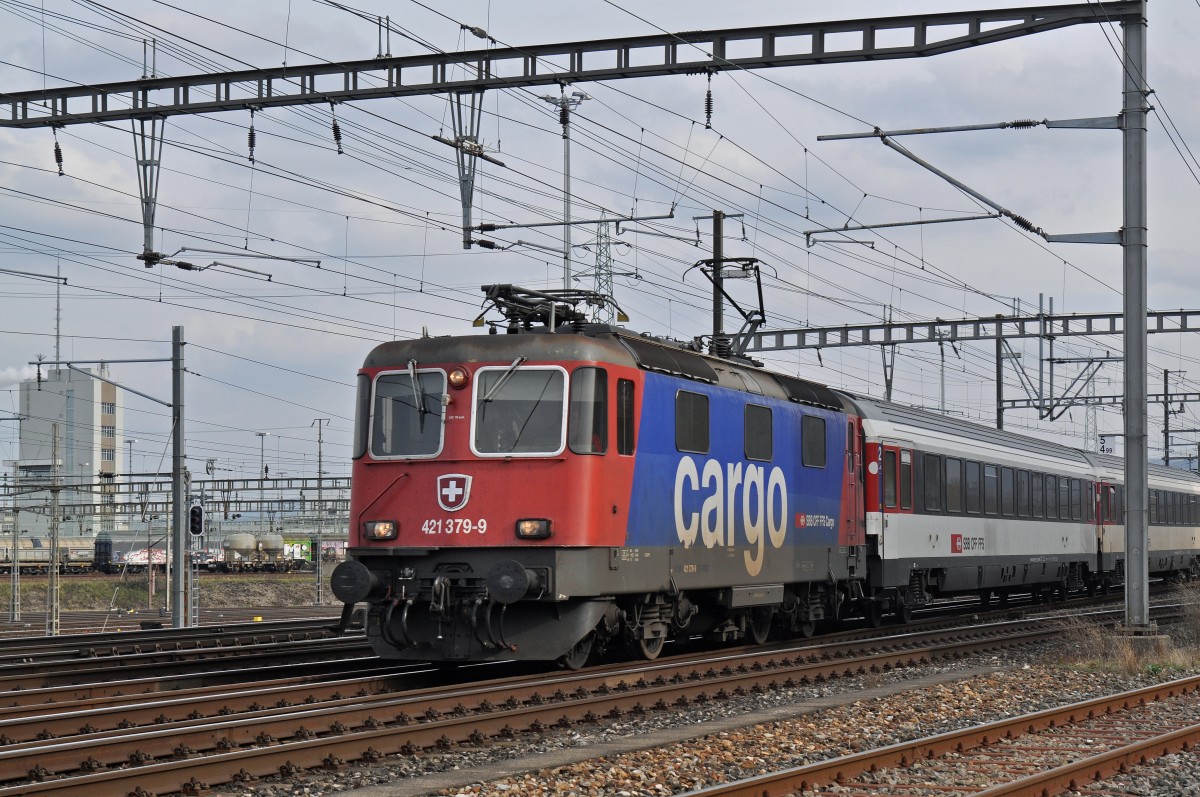 Re 421 379-3 CARGO durchfährt den Bahnhof Muttenz. Die Aufnahme stammt vom 18.02.2016.