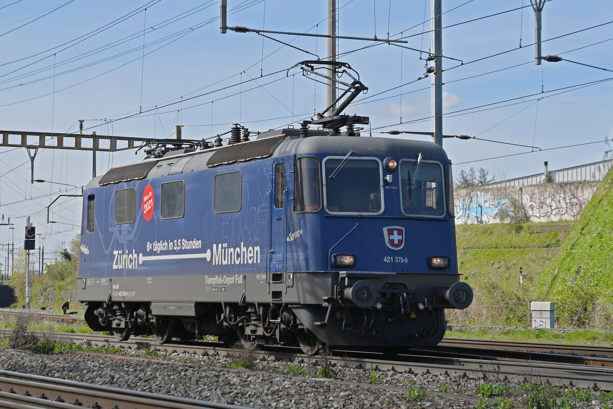 Re 421 379-9 vom Verein 241-A-65 durchfährt am 25.03.2024 solo den Bahnhof Pratteln.