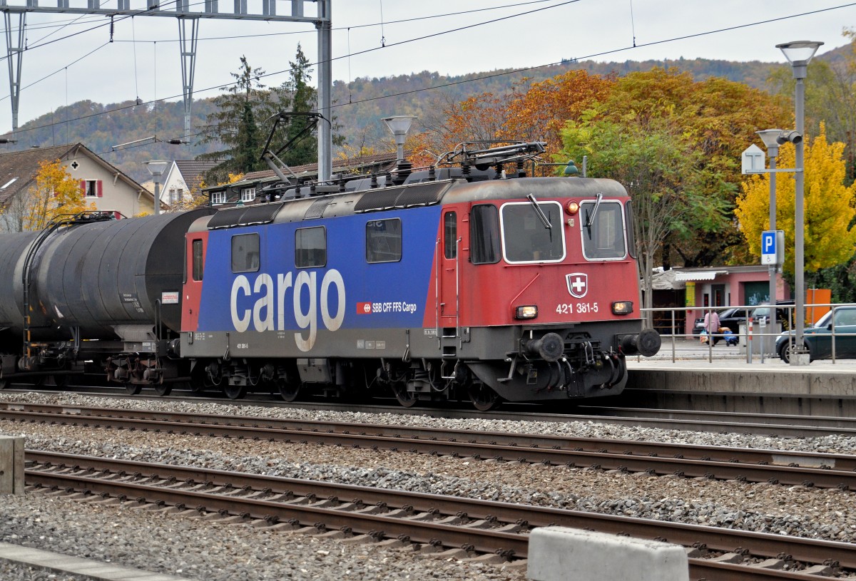 Re 421 381-5 durchfährt den Bahnhof Sissach. Die Aufnahme stammt vom 23.10.2015.