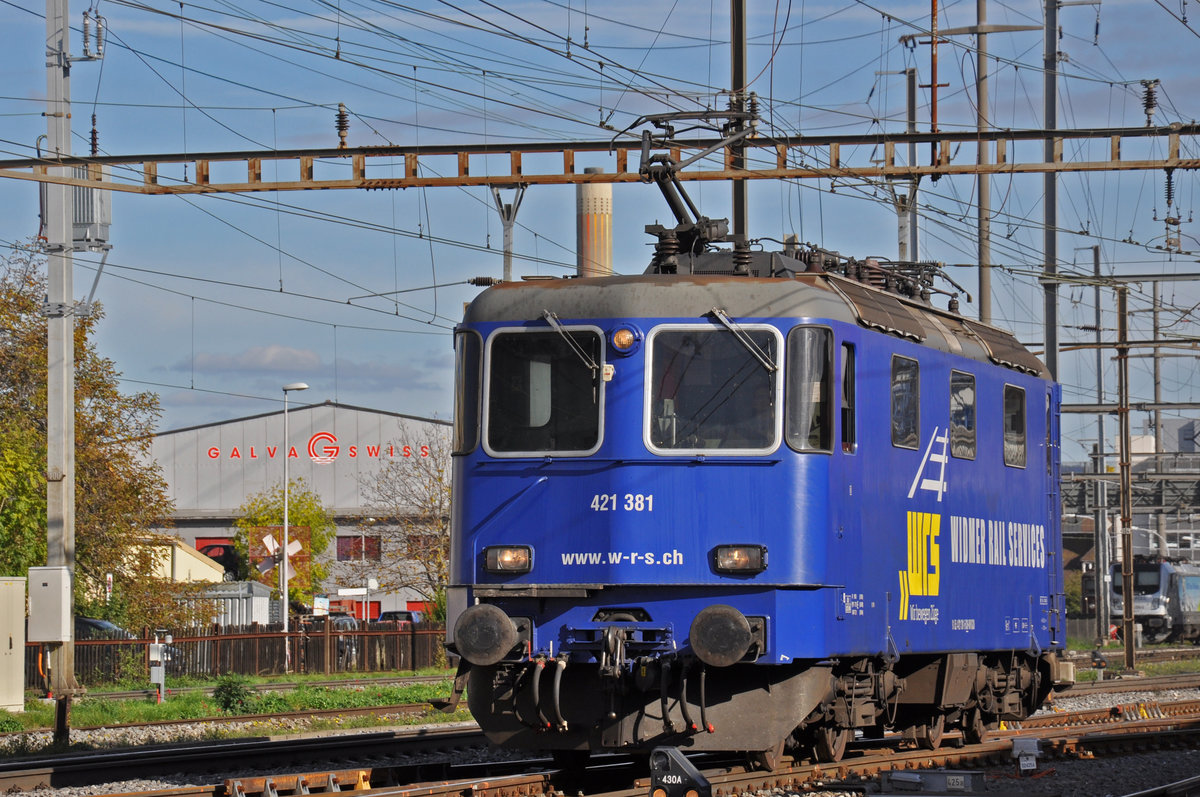 Re 421 381-5 der WRS durchfährt den Bahnhof Pratteln. Die Aufnahme stammt vom 25.10.2019.