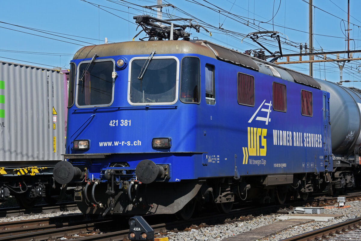 Re 421 381-5 der WRS durchfährt den Bahnhof Pratteln. Die Aufnahme stammt vom 27.04.2022.